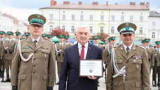 Marszałęk Z Wyróżnieniem Obok Komendanci Straży