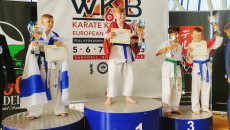 Młodzi Karatecy Na Podium Z Medalami
