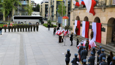 żołnierze Na Placu, Obok Powiewające Flagi