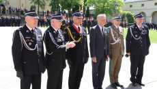 Andrzej Bętkowski, Zbigniew Koniusz oraz trzech strażaków i mężczyzna w wojskowym mundurze stoją na Placu