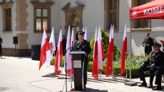 Andrzej Bętkowski przemawia do mikrofonu ubrany w mundur strażacki