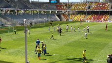 Dziecięce grupy piłkarskie rozgrywają mecz na głównej płycie stadionu Korony Kielce