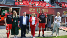Anna Krupka, Łukasz Korus z żoną, Robert Janus oraz jeszcze jeden mężczyzna i jedna kobieta stoją pozując do zdjęcia