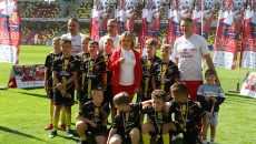 Anna Krupka na zdjęciu zbiorowym z grupą młodzików oraz ich treneram