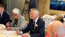 Andrzej Matysek Przemawia Do Mikrofonu, Obok Siedzi Zbigniew Koniusz