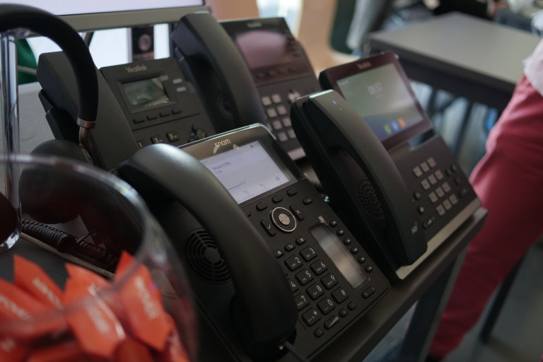 Cztery Telefony Stacjonarne Stoją Obok Siebie