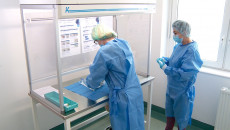 Dwie Pracownice Szpitala Stoją Przy Stole Ambulatoryjnym Ubrane W Stroje Ochronne