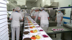 Pracownice Na Długim Białym Stole Przygotowują Obiad Dla Pacjentów