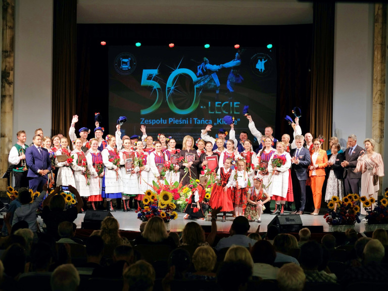 Artyści Zespołu Pieśni I Tańca Kielce Na Scenie Podczas Jubileuszu