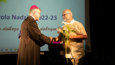 Biskup Wręcza Kwiaty Darczyńcy