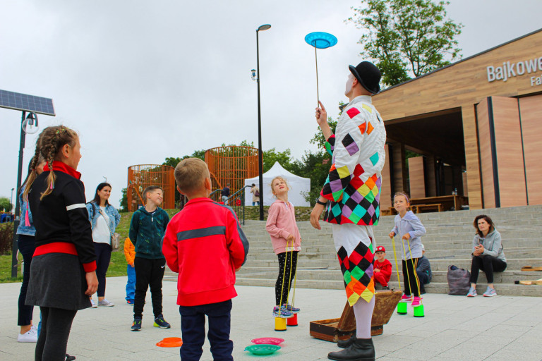 Dzieci Obserwują Pokaz żonglerki