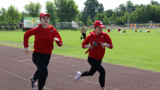Dziewczyny Ochotniczki Biegną W Wyścigu