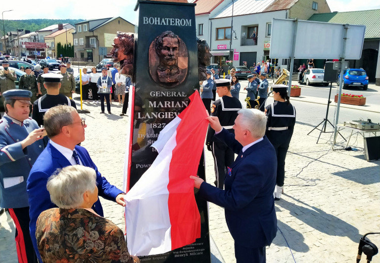 Marszałek Andrzej Bętkowski Odsłania Pomnik