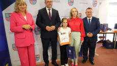 Nauczycielka I Dziewczynka Odbierają Nagrody