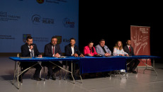 Początek Konferencji Prasowej Przy Stole M.in. Tomasz Jama Członek Zarządu Województwa