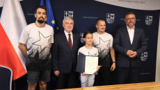 Przedstawiciele Klubu Sportowego Wraz Z Młodą Zawodniczką, Andrzej Bętkowski I Tomasz Jamka