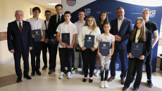 Wspólne Zdjęcie Stypendystów Oraz Marszałka Andrzeja Bętkowskiego I Członka Zarządu Tomasza Jamki