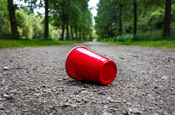 Zdjęcie Ilustracyjne Plastikowy Kubek Porzucony Na środku Drogi