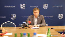 Arkadiusz Bąk W Tle Herb Województwa