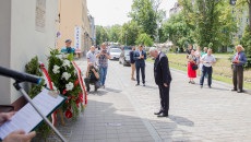 Marszałek Andrzej Bętkowski Przed Tablicą Upamiętniającą Ofiary Pogromu