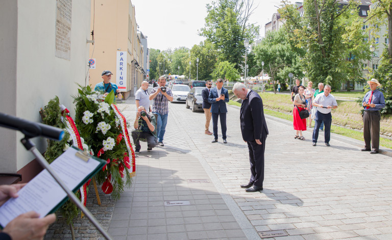 Marszałek Andrzej Bętkowski Przed Tablicą Upamiętniającą Ofiary Pogromu