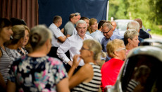 Andrzej Bętkowski Stoi W Grupie Mieszkańców