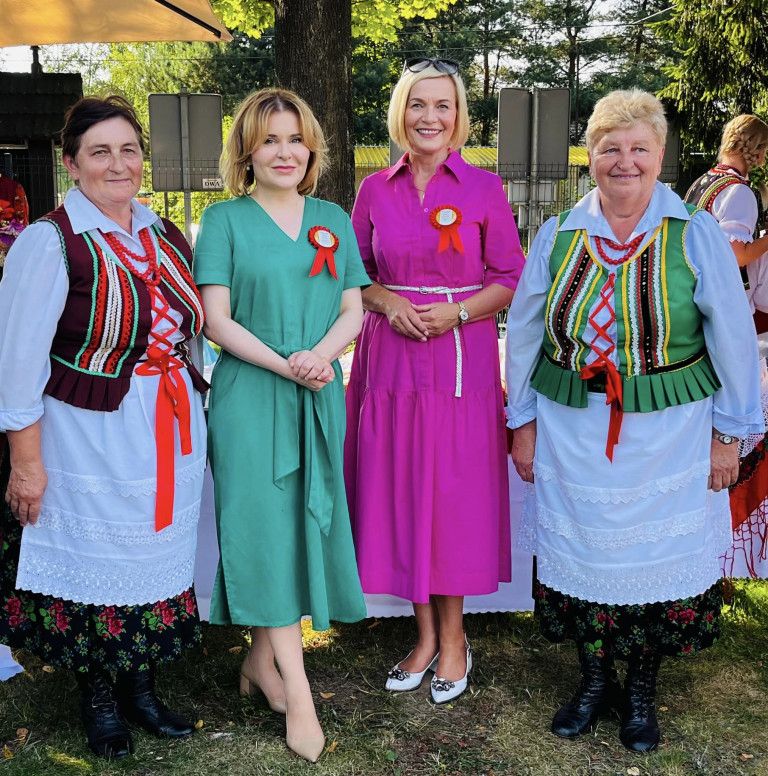 Anna Krupka, Renata Janik., Panie Gospodynie W Strojach Ludowych