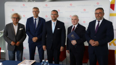 Andrzej Mochoń, Bogdan Wenta, konsul, Andrzej Bętkowski i Tomasz Jamka stoją za stołem po podpisaniu porozumienia