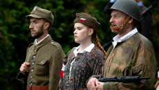 Rekonstruktorzy historyczni w strojach powstańców