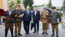 Marek Jońca i poseł Włosowicz stoją wśród członków grupy rekonstrukcyjnej ubranych w powstańcze stroje