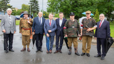 Marek Jońca, Jacek Włosowicz i Andrzej Bętkowski stoją wraz z członkami grupy rekonstrukcyjnej