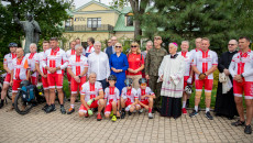 Marszałek Andrzej Bętkowski, wicemarszałek Renata Janik, ks. bp Marian Florczyk oraz uczestnicy trzeciego rajdu rowerowego imienia Westerplatczyków