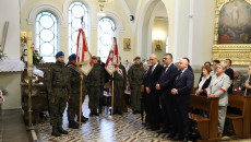 Wnętrze kościoła garnizonowego w którym stoją poczty sztandarowe oraz wierni
