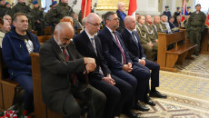 Na kościelnej ławce siedzą wierni, wśród nich Tomasz Jamka i Adam Massalski