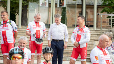 Senator Krzysztof Słoń oraz oraz uczestnicy trzeciego rajdu rowerowego imienia Westerplatczyków