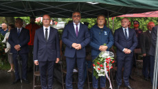 Pod namiotem stoją uczestnicy uroczystości