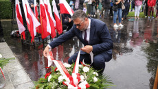 Tomasz Jamka składa wiązankę kwiatów
