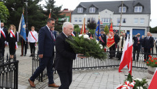 Marszałek województwa świętokrzyskiego Andrzej Bętkowski oraz członek Zarządu Województwa Świętokrzyskiego Tomasz Jamka składają wieniec