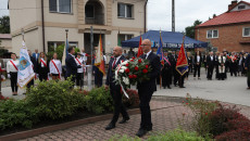 Wiceminister spraw zagranicznych Piotr Wawrzyk oraz poseł Mariusz Gosek składają wieniec