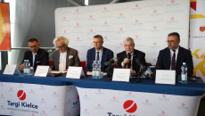 Andrzej Mochoń, Bogdan Wenta, konsul, Andrzej Bętkowski i Tomasz Jamka siedzą za stołem
