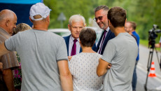 Jerzy Wrona I Tomasz Jamka Rozmawiają Z Mieszkańcami Dębniaka