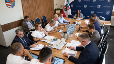 Uczestnicy Obrad Komisji Siedzą Przy Stołach