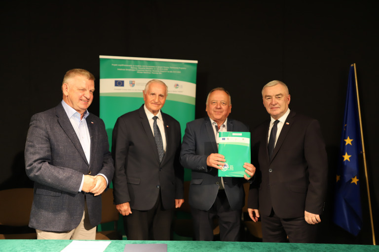 W Klimontowie Podpisano Umowy Na Budowę Lub Modernizację Lokalnych Dróg (22)