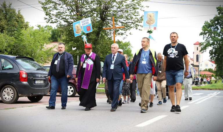 Ze Skarżyska Kamiennej Wyszli Na Trasę Uczestnicy 45. Pieszej Pielgrzymki Diecezji Radomskiej Na Jasną Górę (5)