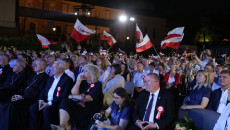 Słuchacze Koncertu W Rękach Polskie Flagi