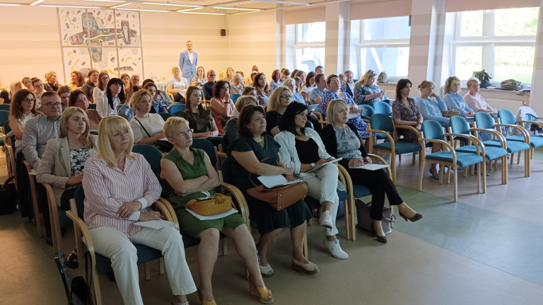 Trwa Szkolenie Kobiety Siedzące W Fotelach Na Sali Wykładowej