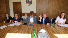 Andrzej Pruś I Marek Bogusławski Głosują Nad Przyjęciem Uchwały Podnosząc Dłonie