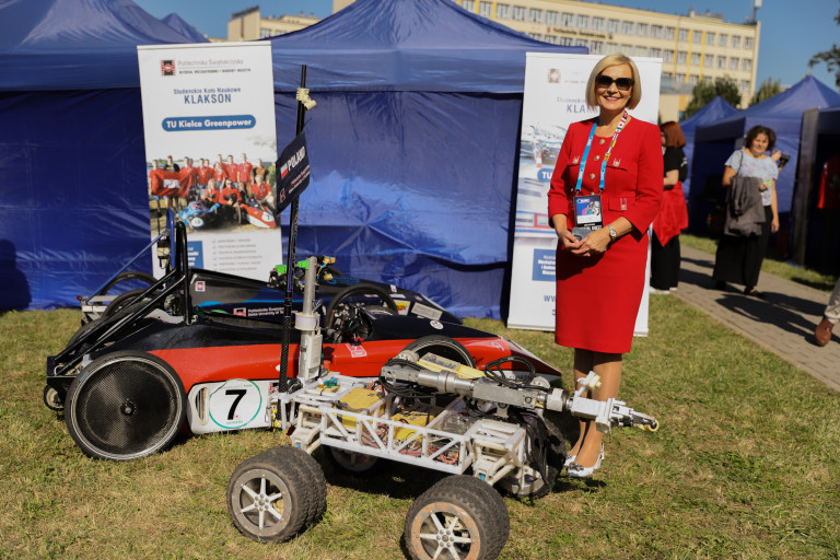 Wicemarszałek województwa świętokrzyskiego Renata Janik podczas zawodów European Rover Challenge