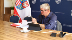 Maciej Gawin Siedzi Za Stołem