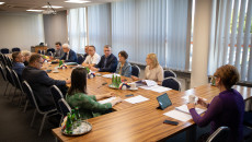 Uczestnicy W Sali Obrad Siedzą Za Stołami